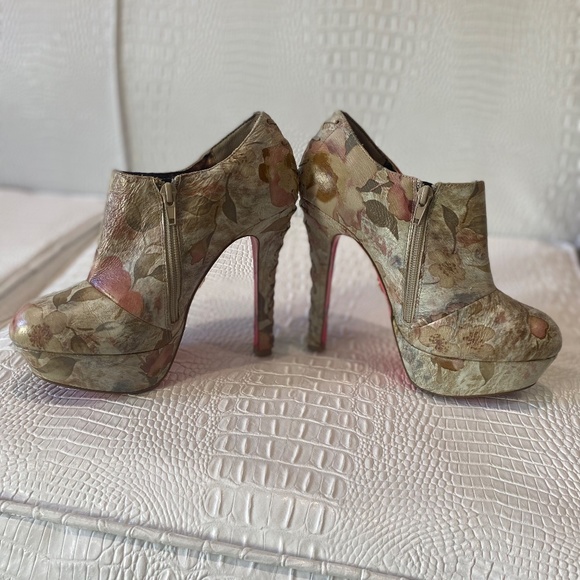 Betsey Johnson Ditan Pink Floral Leather Faux Lace Up Platform Boots size - Picture 2 of 7